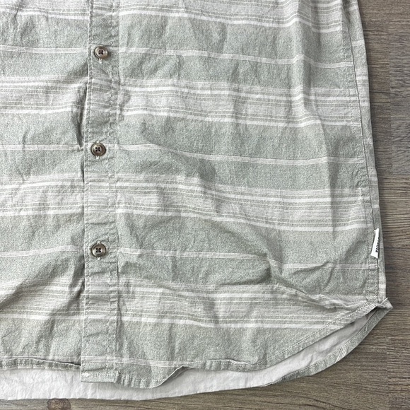 Voyager Men’s Tan and Green Collared Button Down Short Sleeve Shirt, size Medium - Picture 4 of 11